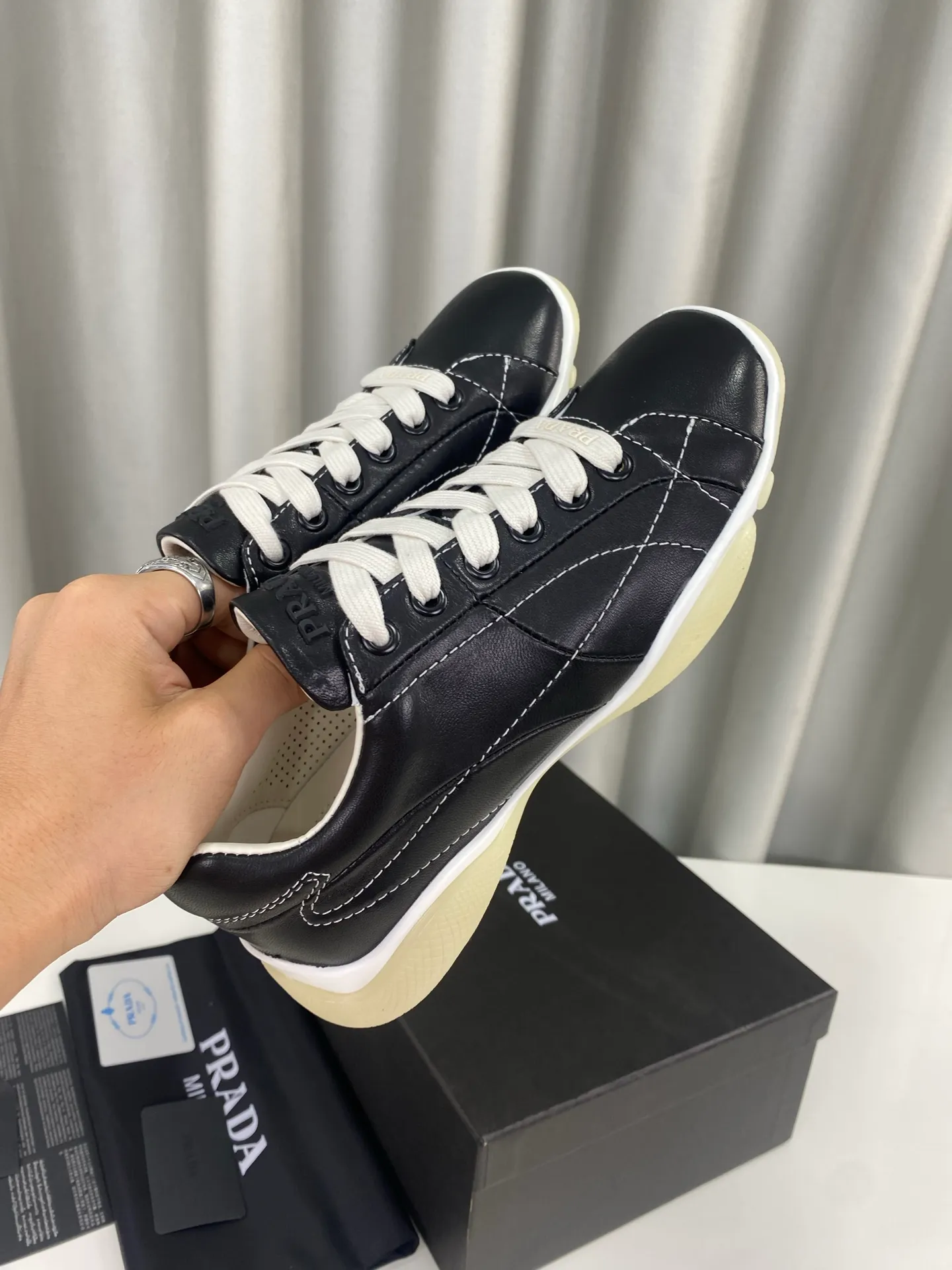 👟👟Ex-factory price 520👟👟 Prada 25ss spring and summer new moral training shoes casual shoes! Seikoly manufactured, even stitching, leather texture visible, multi-color stitching, fashionable and generous, soft, comfortable and breathable, decorated with PRADA letter logo on the outside It comes with a fabric lining, silver-plated logo cowhide foot pads, and P's exclusive rubber outsole. The details are meticulously crafted, making it a versatile item for travel! ▪Upper: Made of original imported cowhide ▪Inner foot pads: sheepskin ▪Sole: Original customized rubber outsole ▪Size: 35-40 (40 orders are not returnable)